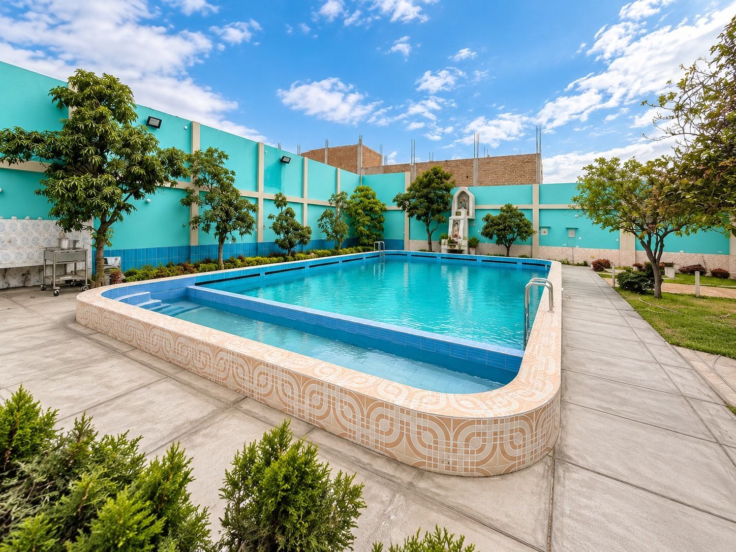 piscina lujosa con gran espacio