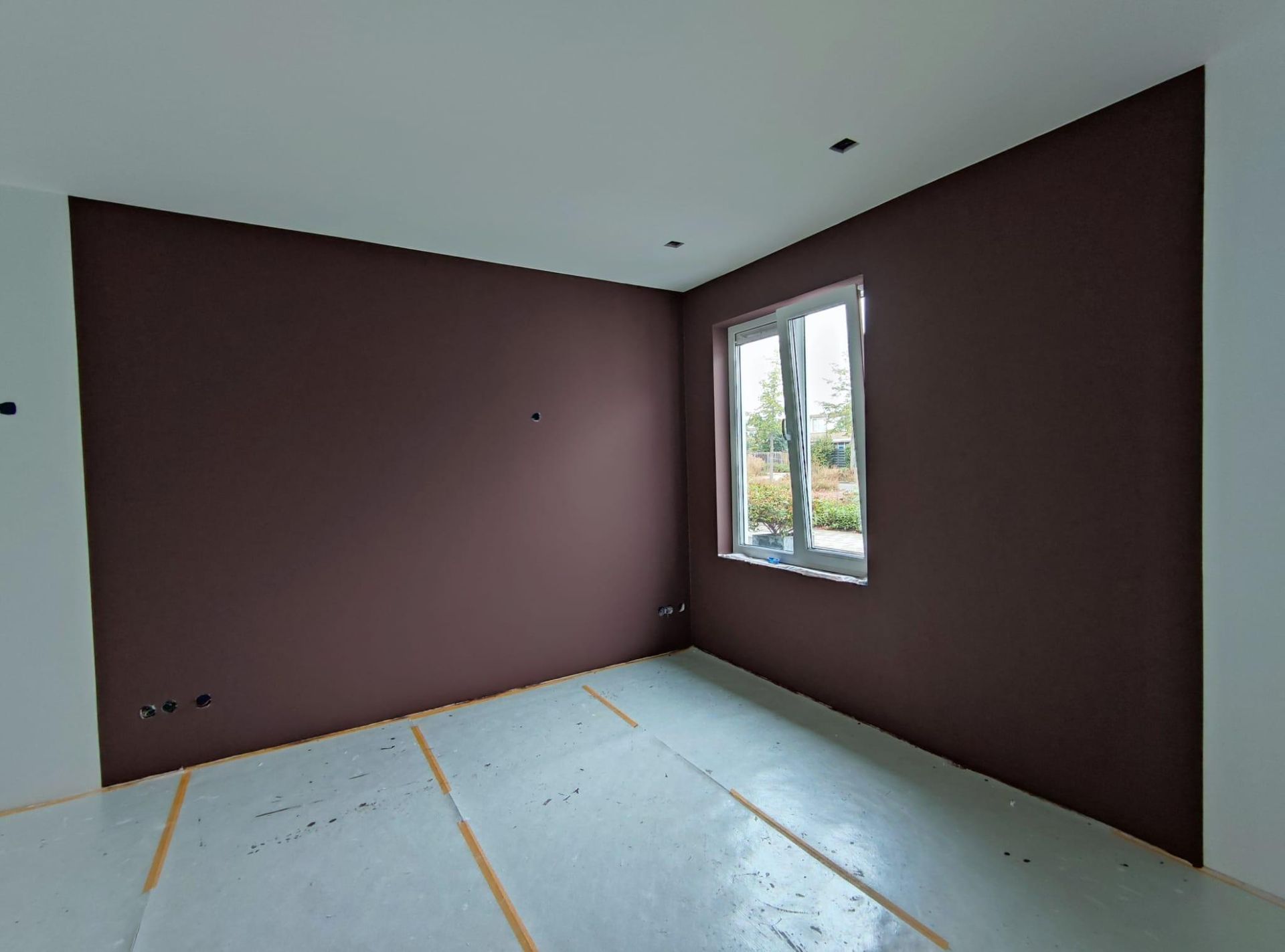 Strak geschilderde muren van een slaapkamer in een nieuwbouw woning