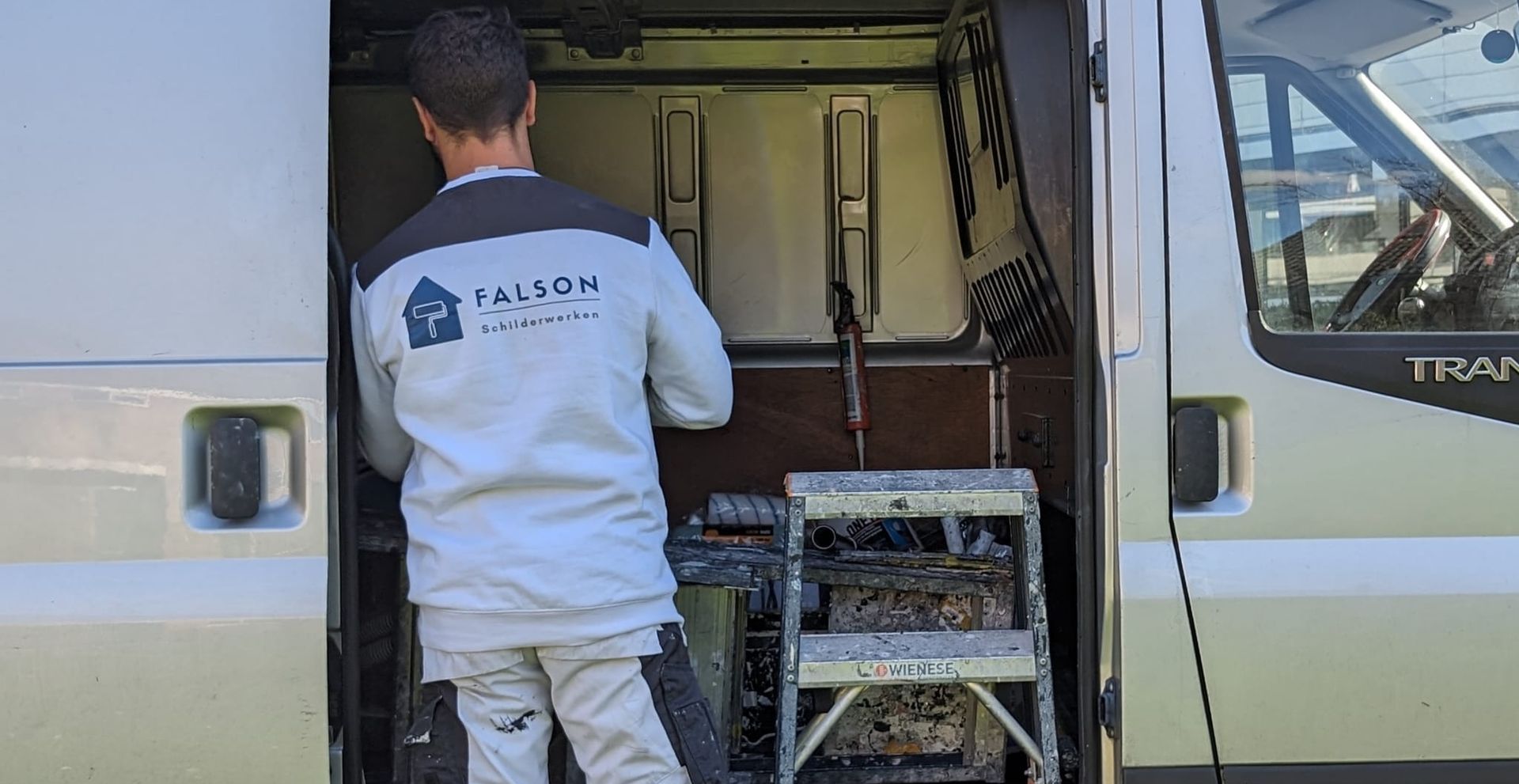Schilder van Falson Schilderwerken in Doetinchem doet voorbereidend werk voor houtrotherstel