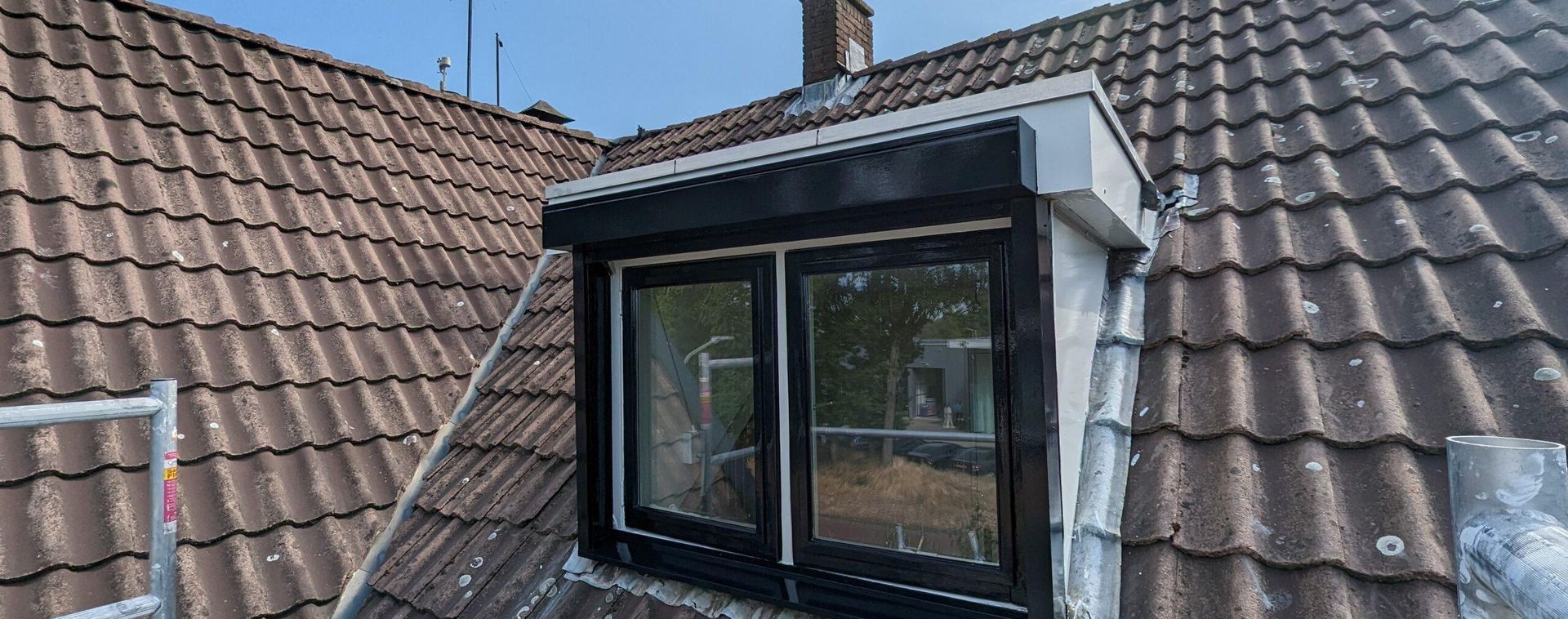Geschilderd dakkapel op een hoekdak