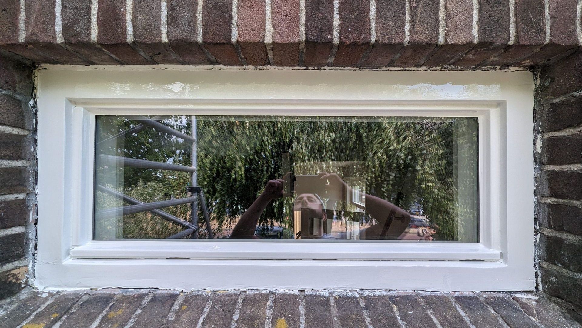 Geschilderd kozijn van een toiletraam