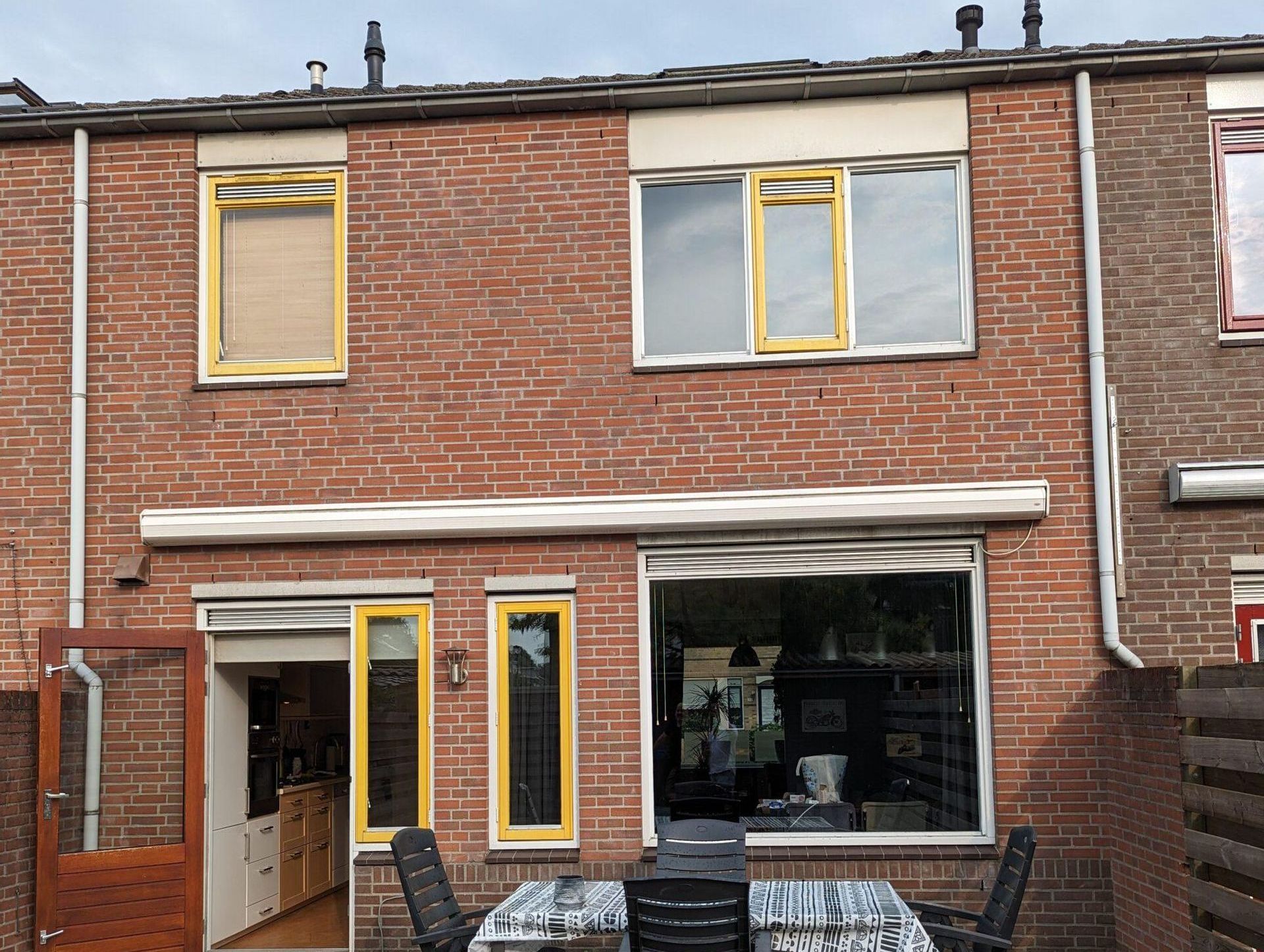 Gevel van rijtjeshuis vóór buitenschilderwerk door Falson