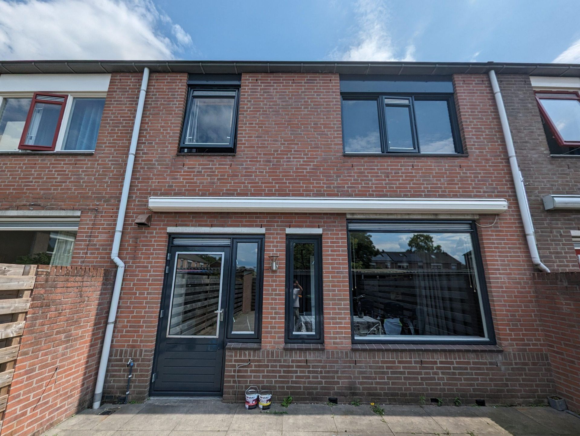 Gevel van rijtjeshuis nabuitenschilderwerk door Falson
