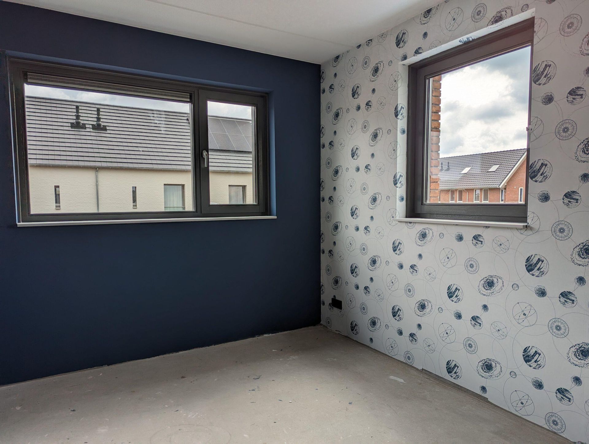 Slaapkamer in nieuwbouwwoning met nieuw behang, aangebracht door een nieuwbouw behanger