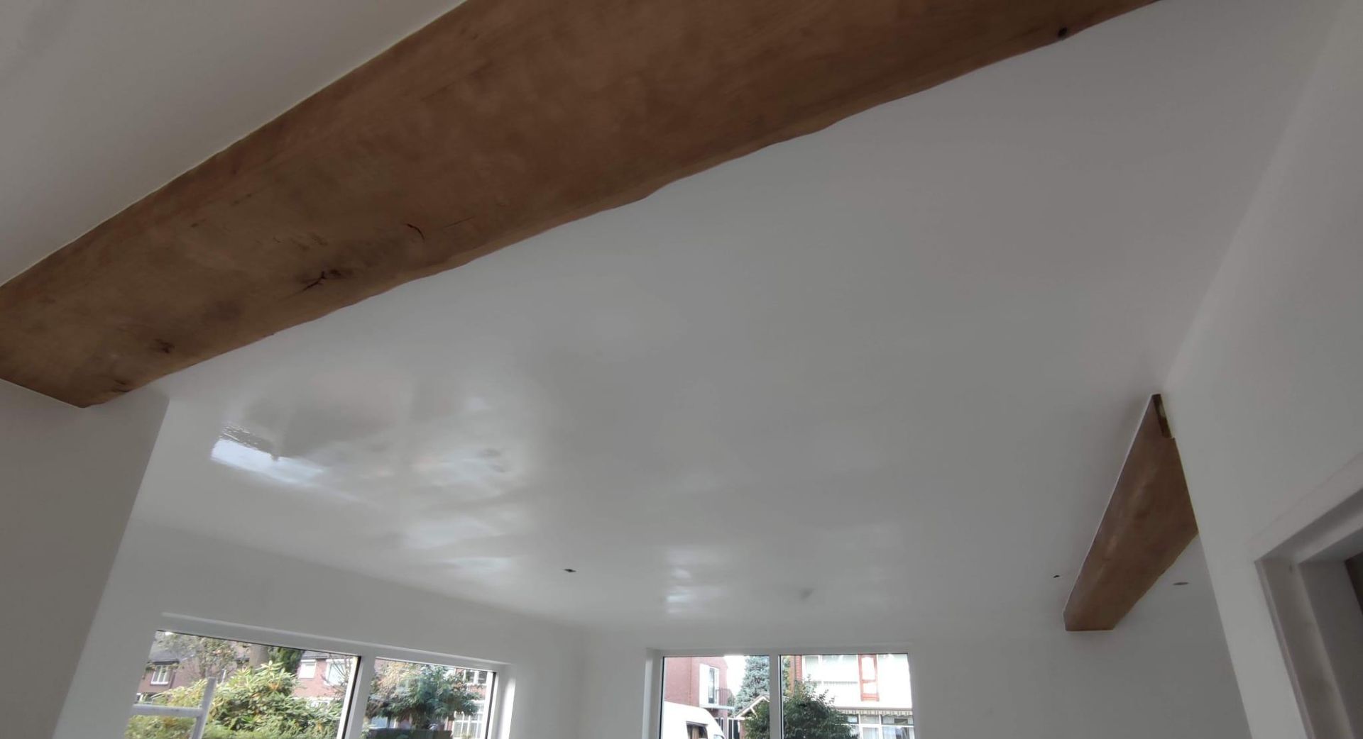 Een gespoten en geschilderd plafond van een woning in omgeving Lichtenvoorde