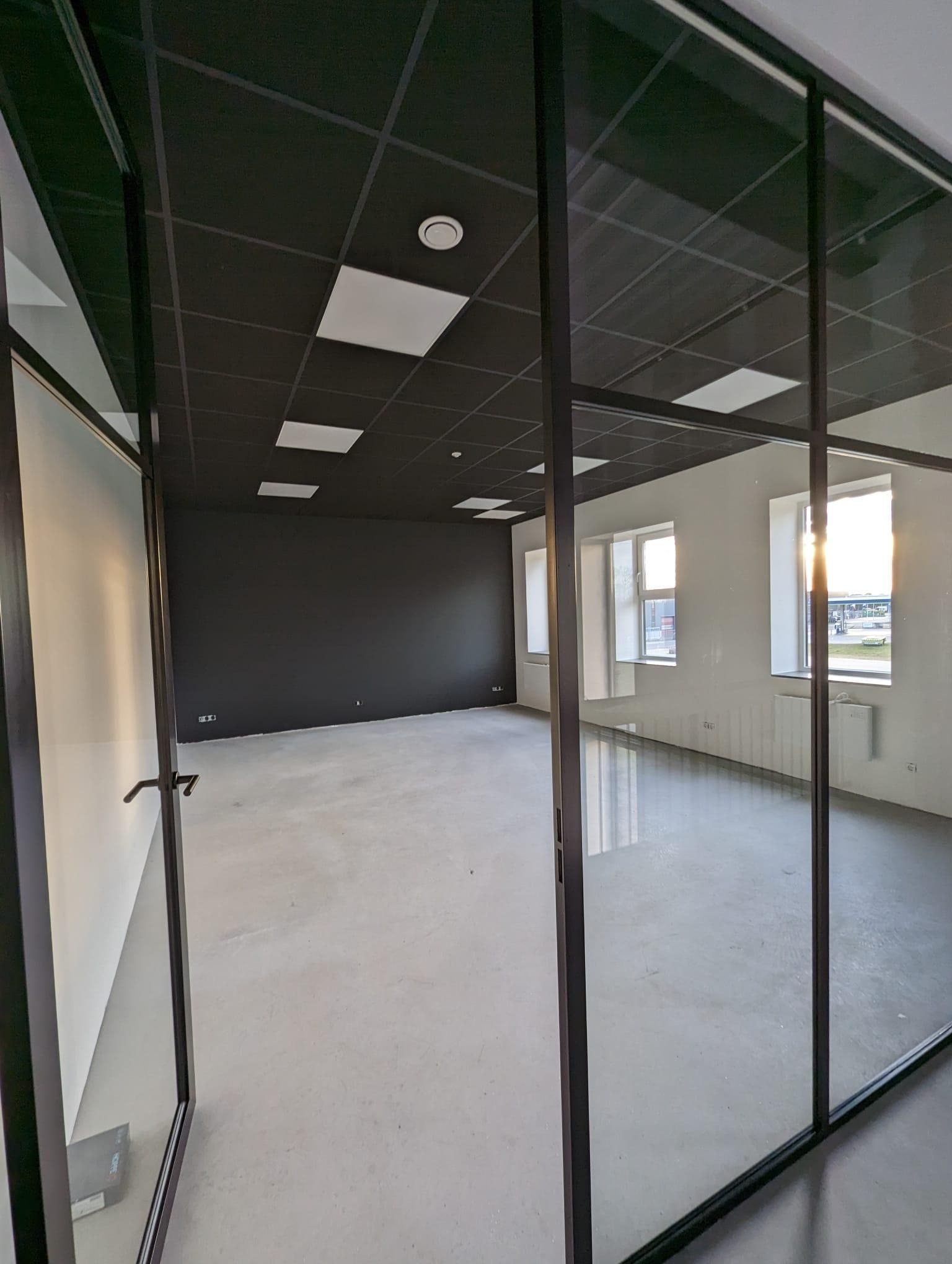 Renovliesbehang in een bedrijfspand in Aalten