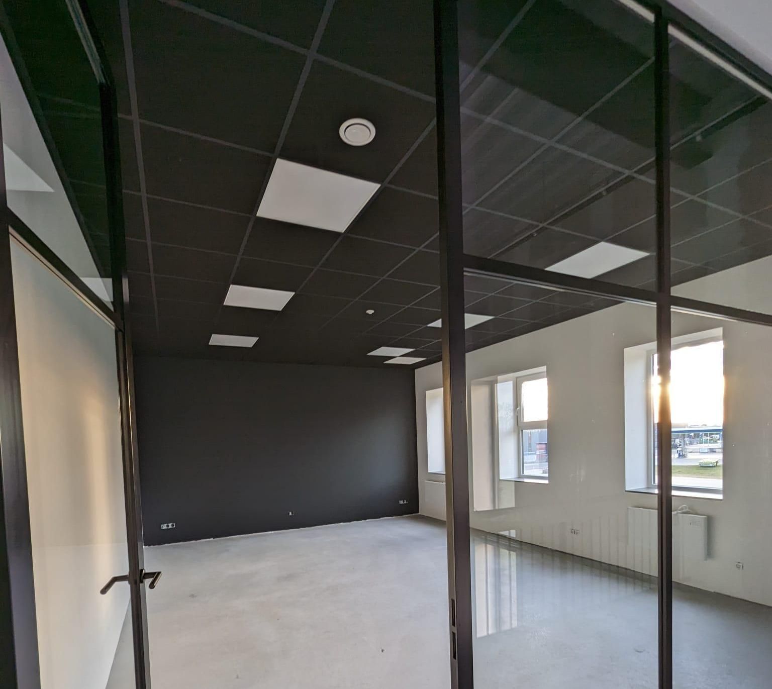 Renovliesbehang in een bedrijfspand in Apeldoorn