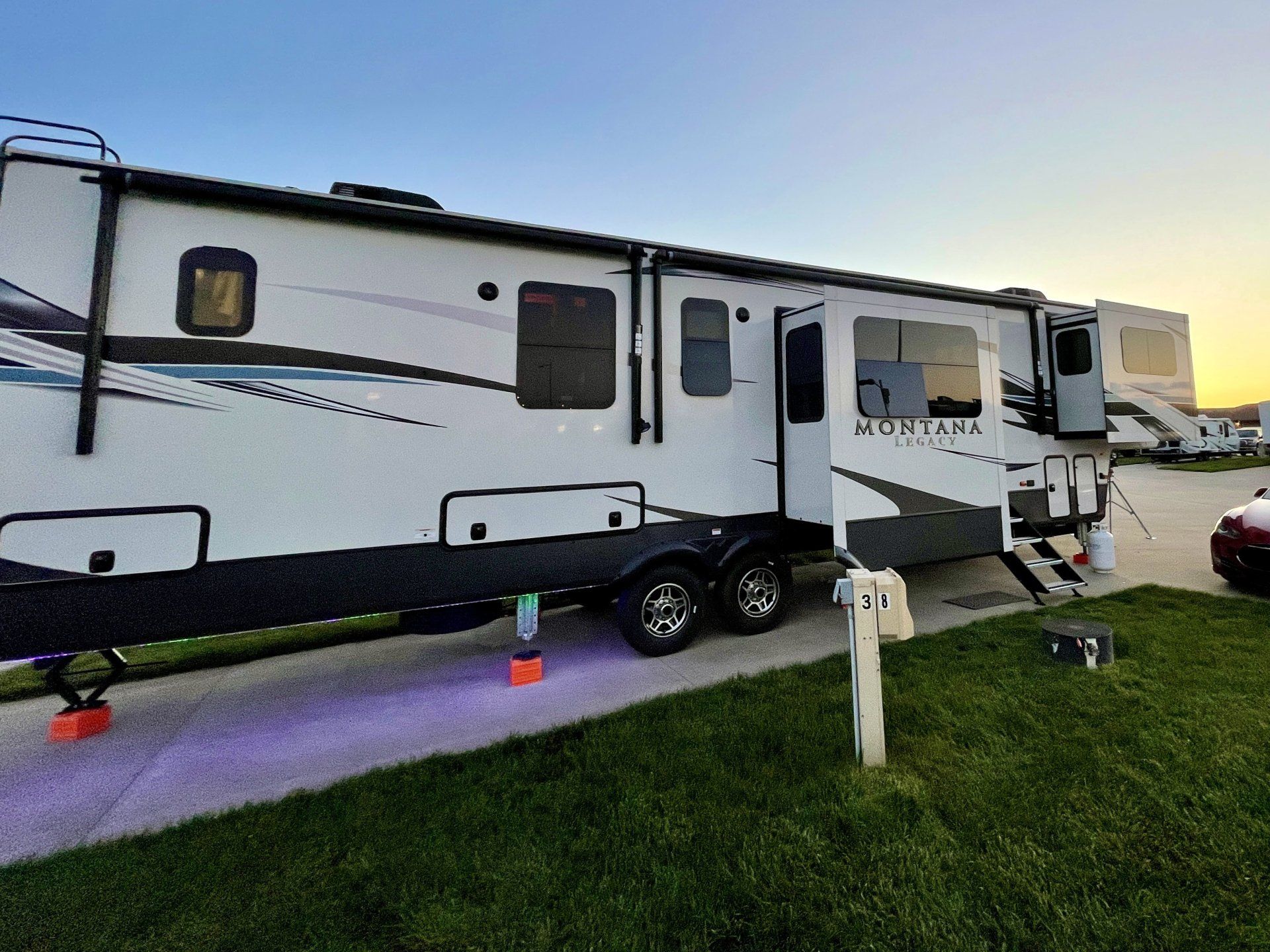 Beautiful sites to accommodate large rigs.