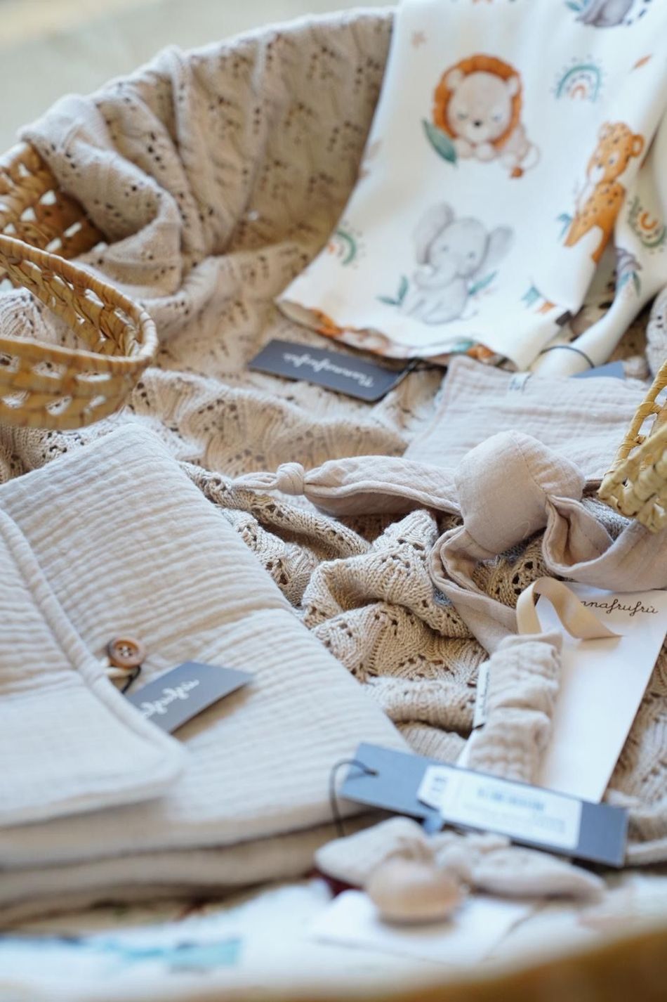 Copertina morbida per neonati e set di abiti in maglia color crema e beige con dettagli a fantasia animalier