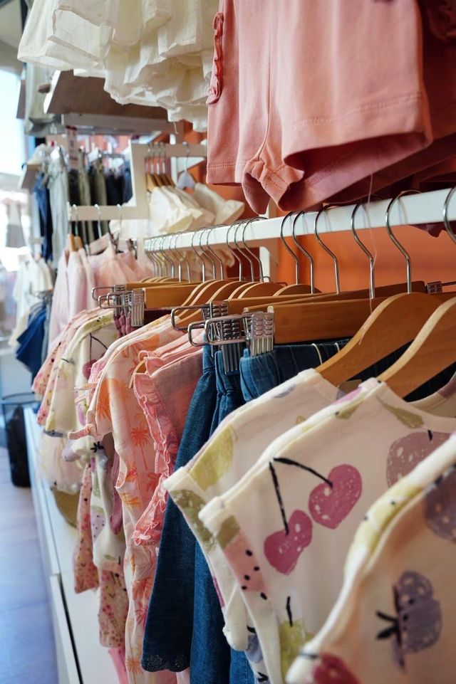 Scaffali con abbigliamento e giochi per bambini