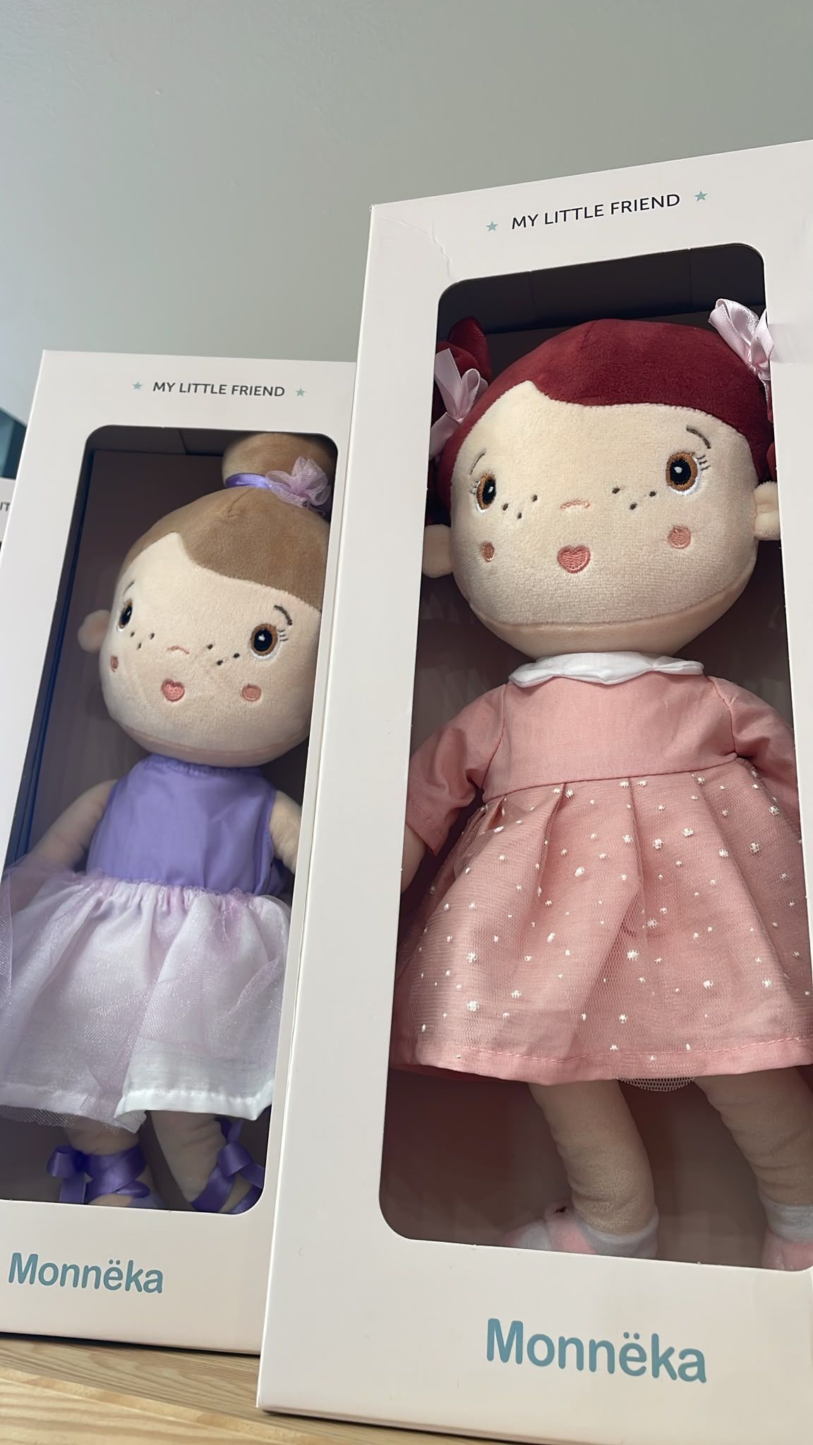Due bambole Monnéka nella scatola, una con un vestito viola e l’altra con un vestito rosa.