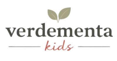Logo di Verdementa Kids con un germoglio verde e la scritta grigia e rosa su sfondo bianco