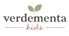 Logo di Verdementa Kids con foglie verdi e testo grigio e rosa su sfondo bianco