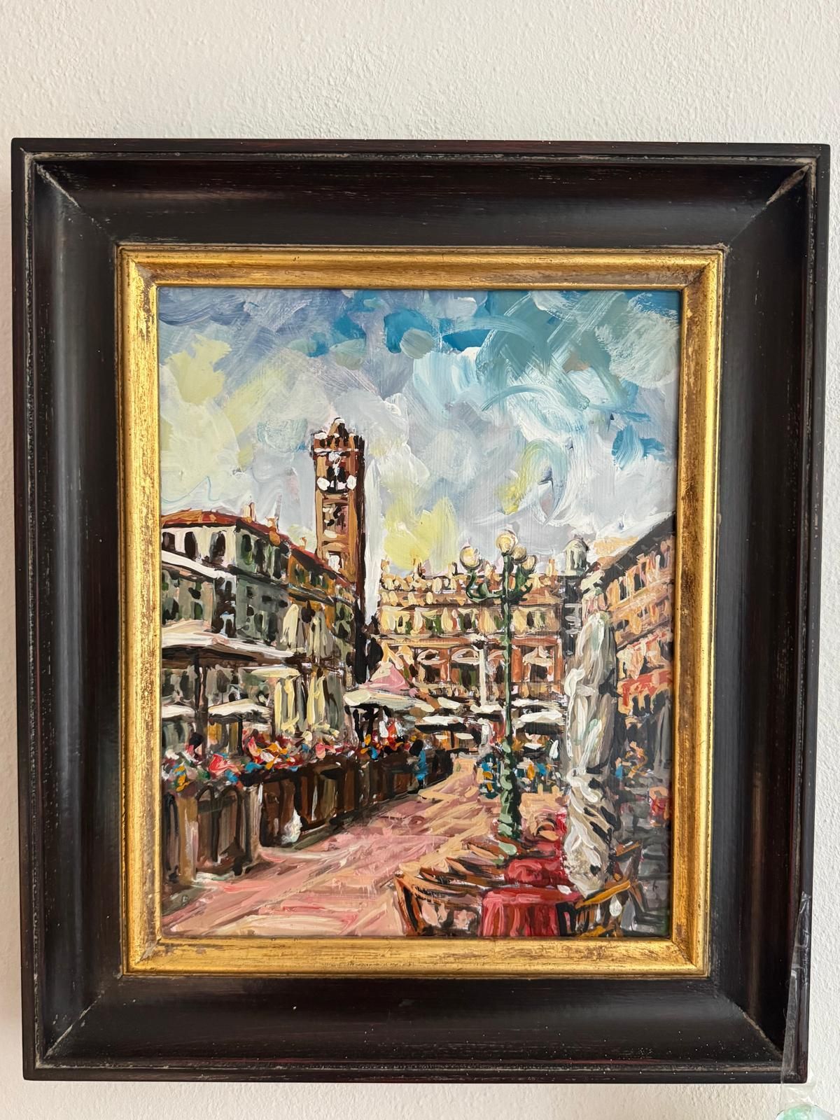 Dipinto impressionista incorniciato raffigurante una vivace strada europea, con edifici, passanti e una torre dell’orologio.