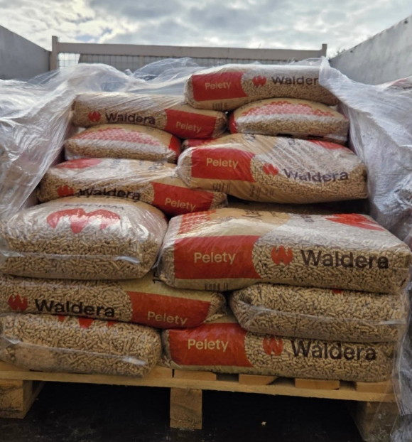 Pallet di sacchi di pellet di legno per combustibile etichettati