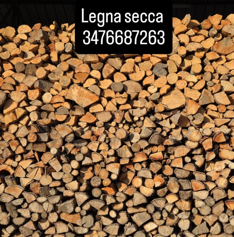 Catasta di legna da ardere secca con sovrapposizione di testo: