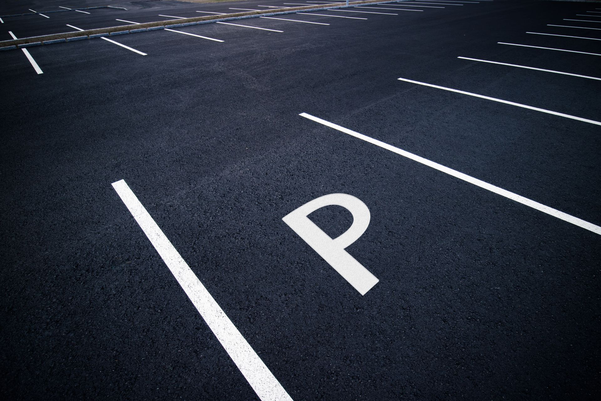 A parking lot with the letter p painted on the road