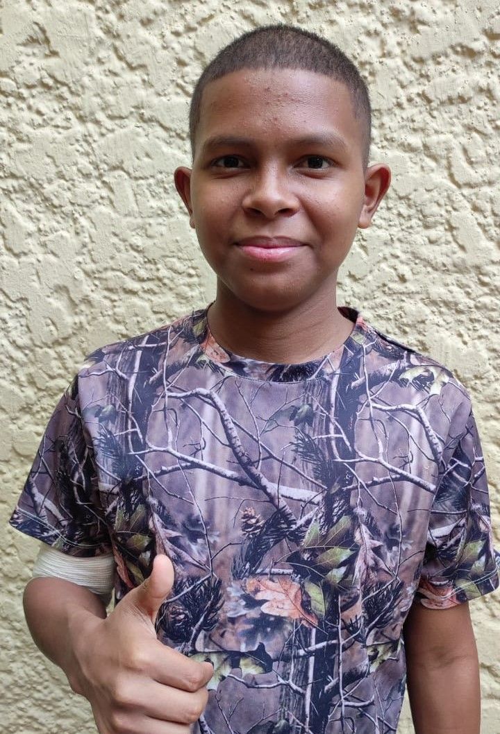 Persona de pelo corto con camisa de camuflaje, haciendo un gesto de aprobación con el pulgar