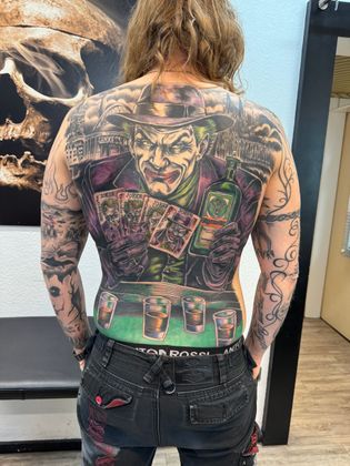 der kölsche Joker, Jokertattoo vor dem Panorama von Köln, Pokerrunde, Jaegermeister, Tattoo von Marco
