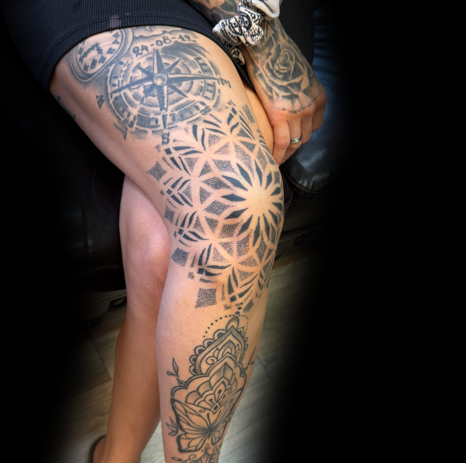 Tätowiertes Bein mit aufwendigen schwarzen geometrischen und floralen Mustern, Mandala , gestochen von Marco