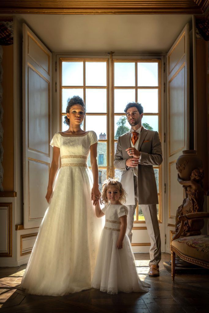 Photo d'un couple de marié avec leur fille