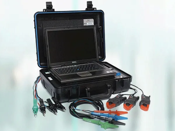 Maletín negro resistente para portátil con ordenador portátil, cables, pinzas y cables de prueba.