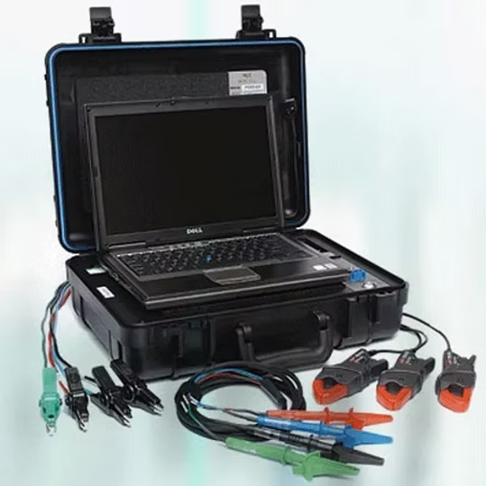 Maletín rígido abierto con ordenador portátil y diversos cables, sondas y conectores para pruebas de campo.