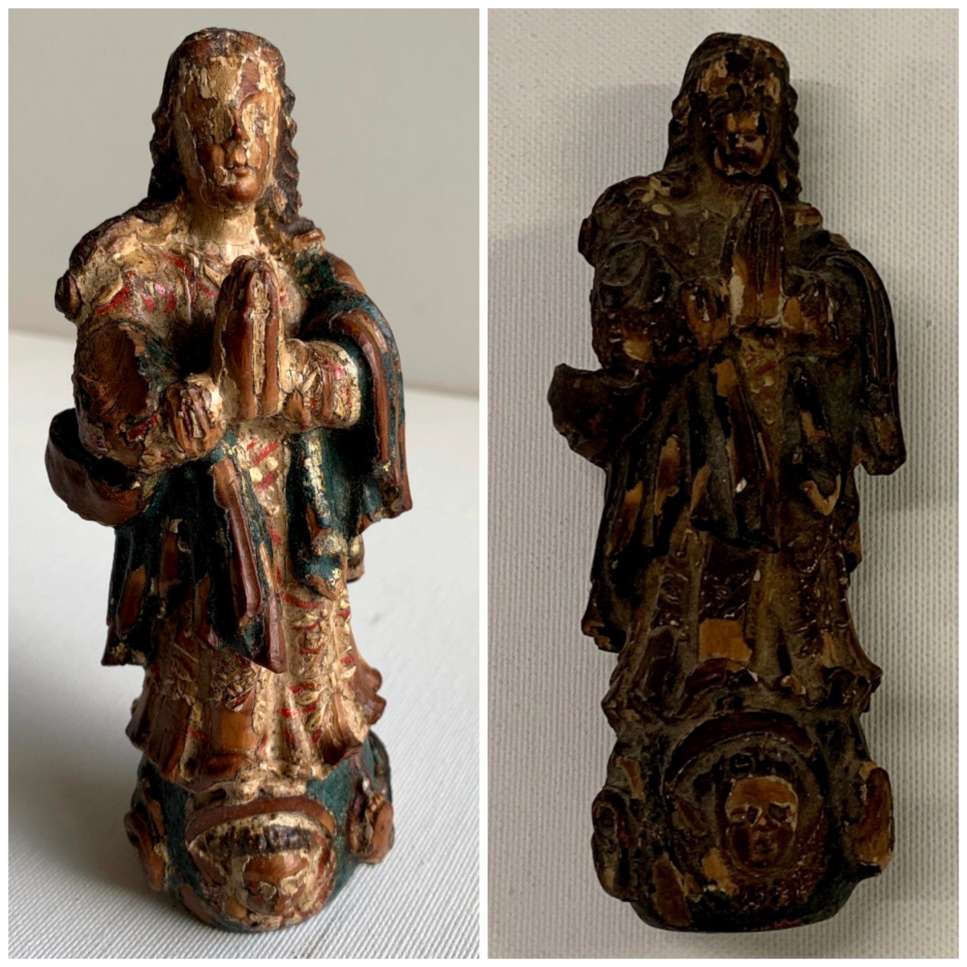 Uma estátua de uma mulher com as mãos cruzadas está ao lado de uma estátua de um homem com as mãos cruzadas