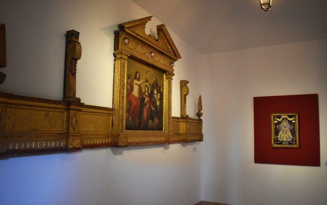 Uma pintura está pendurada na parede de uma sala
