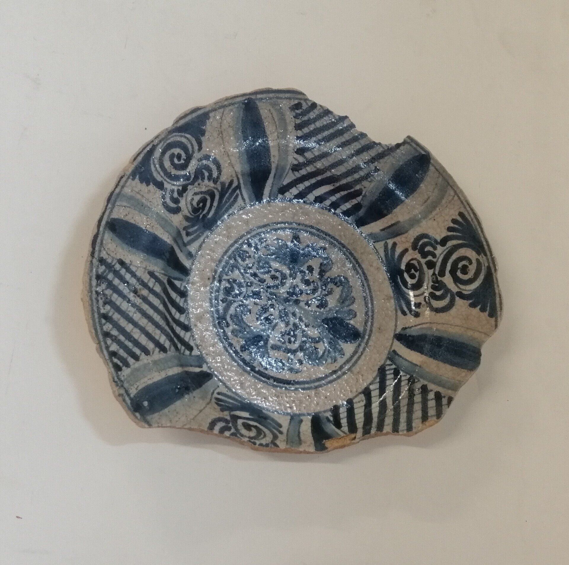 Um prato azul e branco com um desenho floral