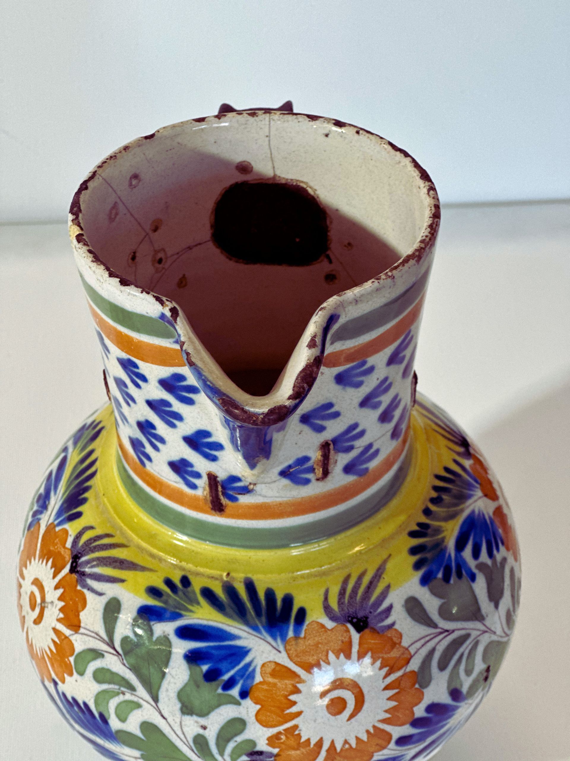 Um vaso colorido com um buraco no meio