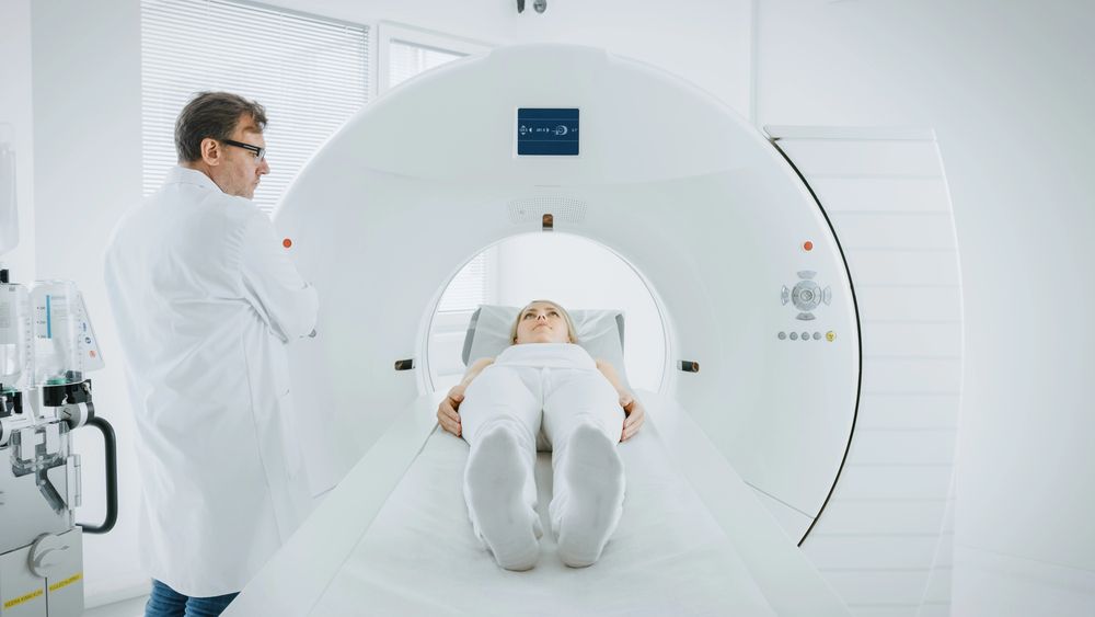 Una mujer se está haciendo una tomografía computarizada en un hospital.