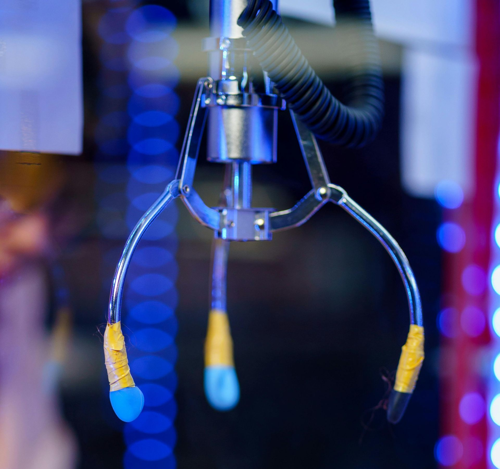 Claw machine arm in a claw machine