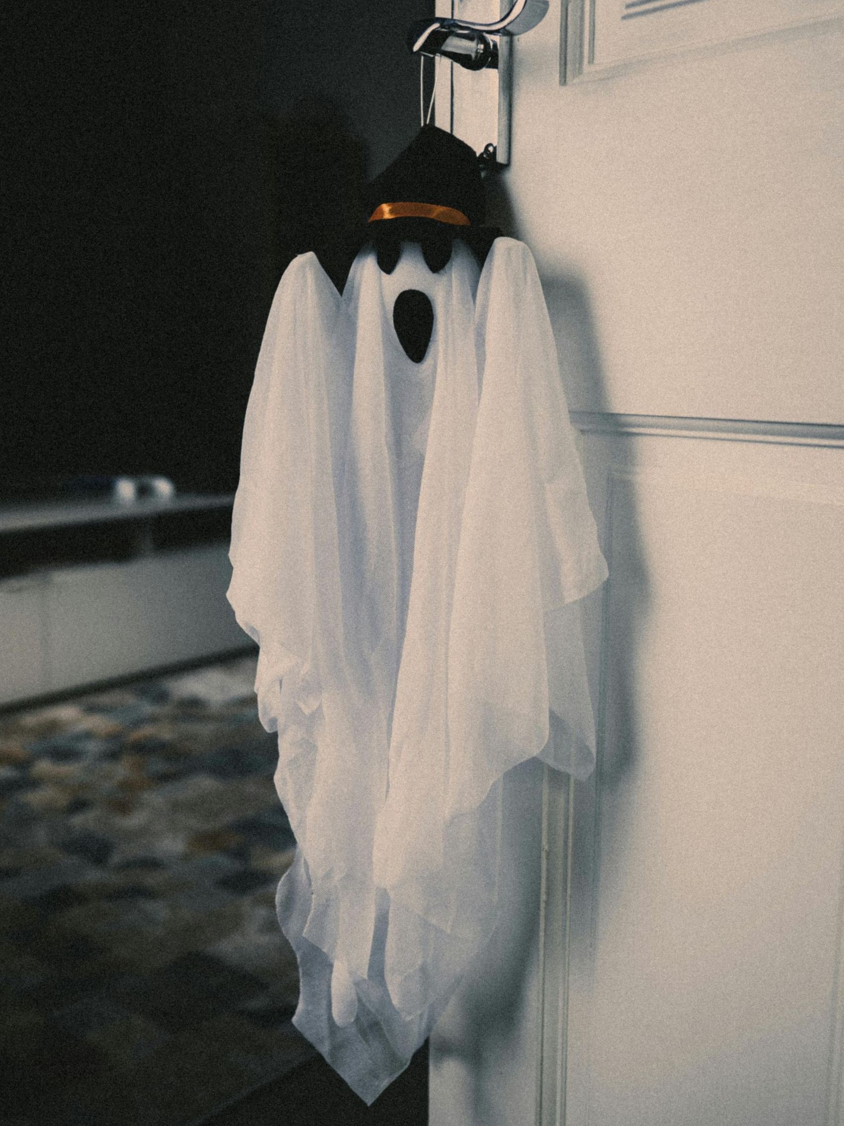 A DIY Halloween hanging ghost made on a budget with fabric.