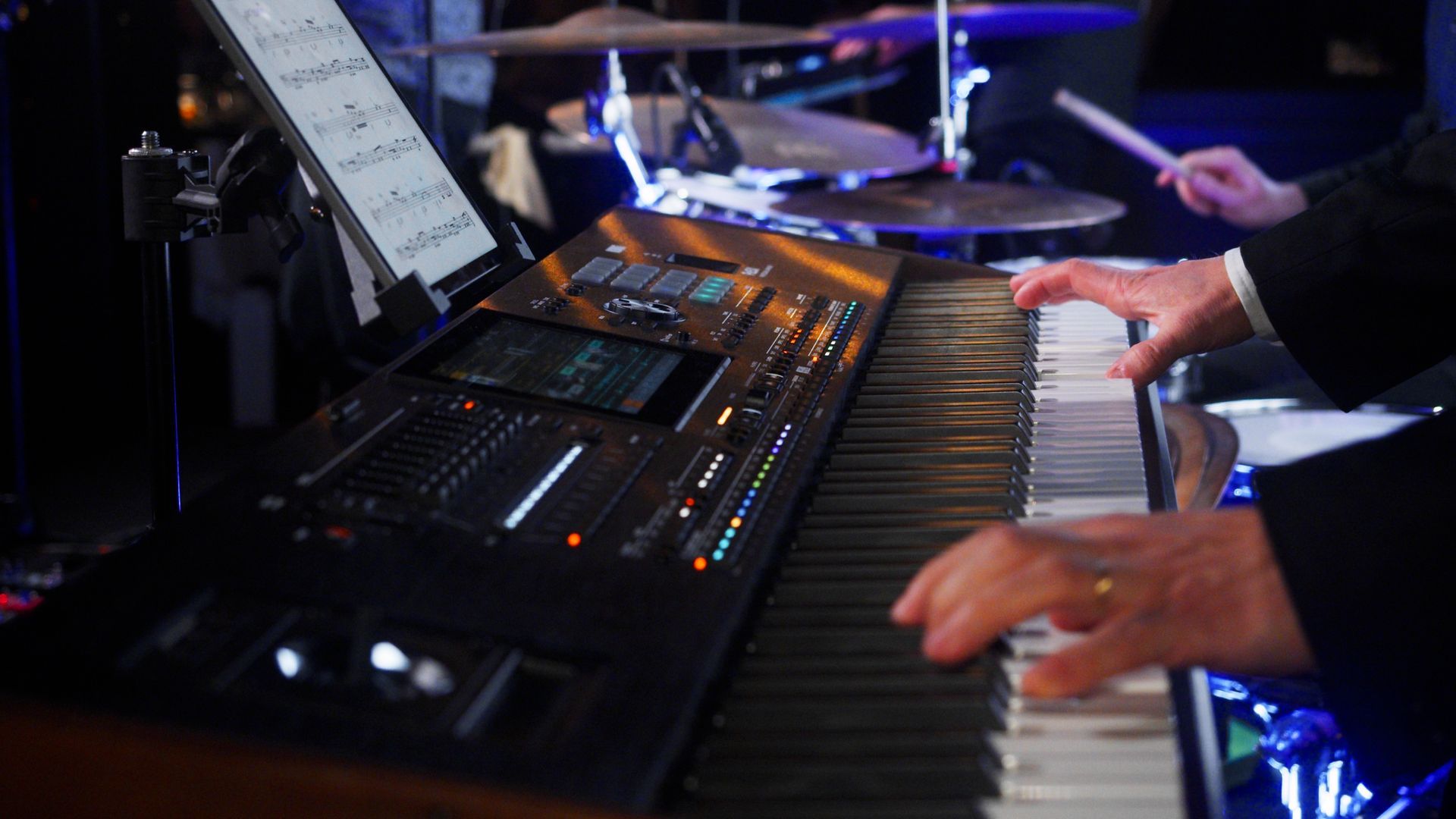 Viihdyttimen kosketinsoittaja Janne Palin soittamassa pianoa.