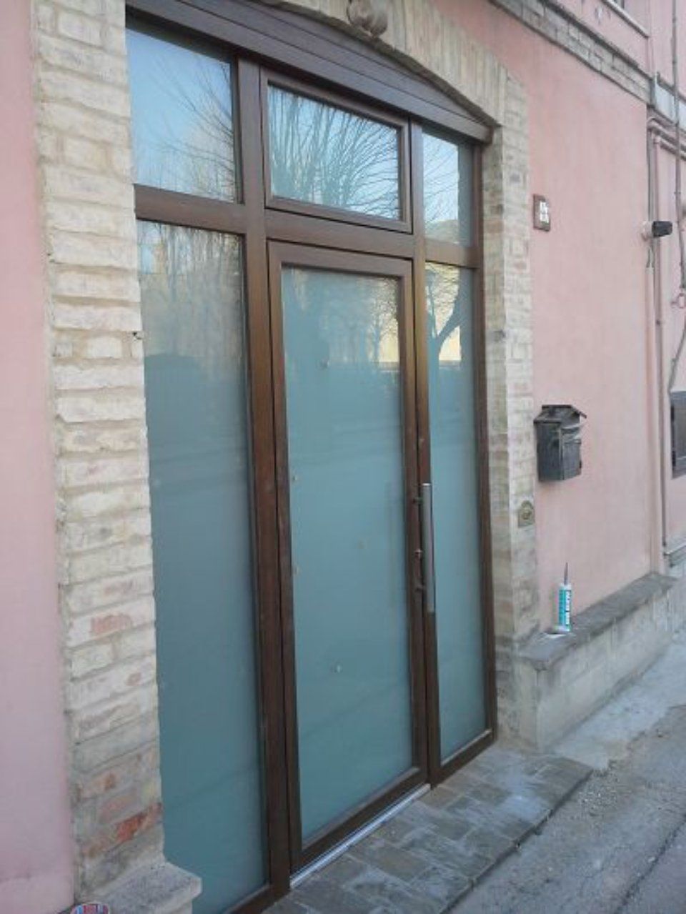 infisso con vetrina in PVC