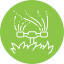 Cercle vert avec arroseur de pelouse projetant de l'eau sur le gazon.