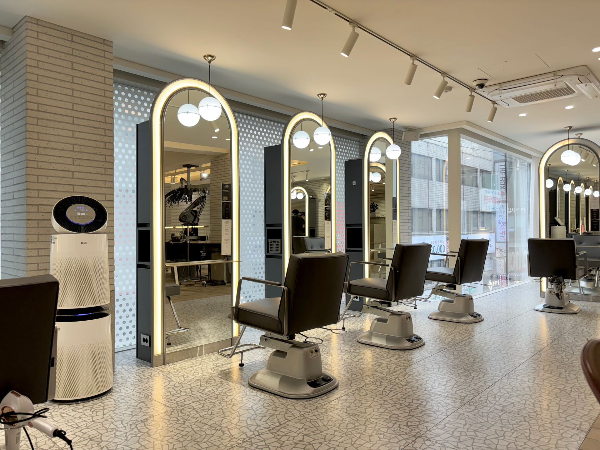 JUNO HAIR Gangnam Station salon interior with arched mirrors