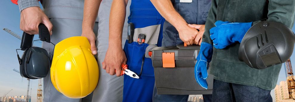 Operai edili che tengono in mano attrezzature e utensili.