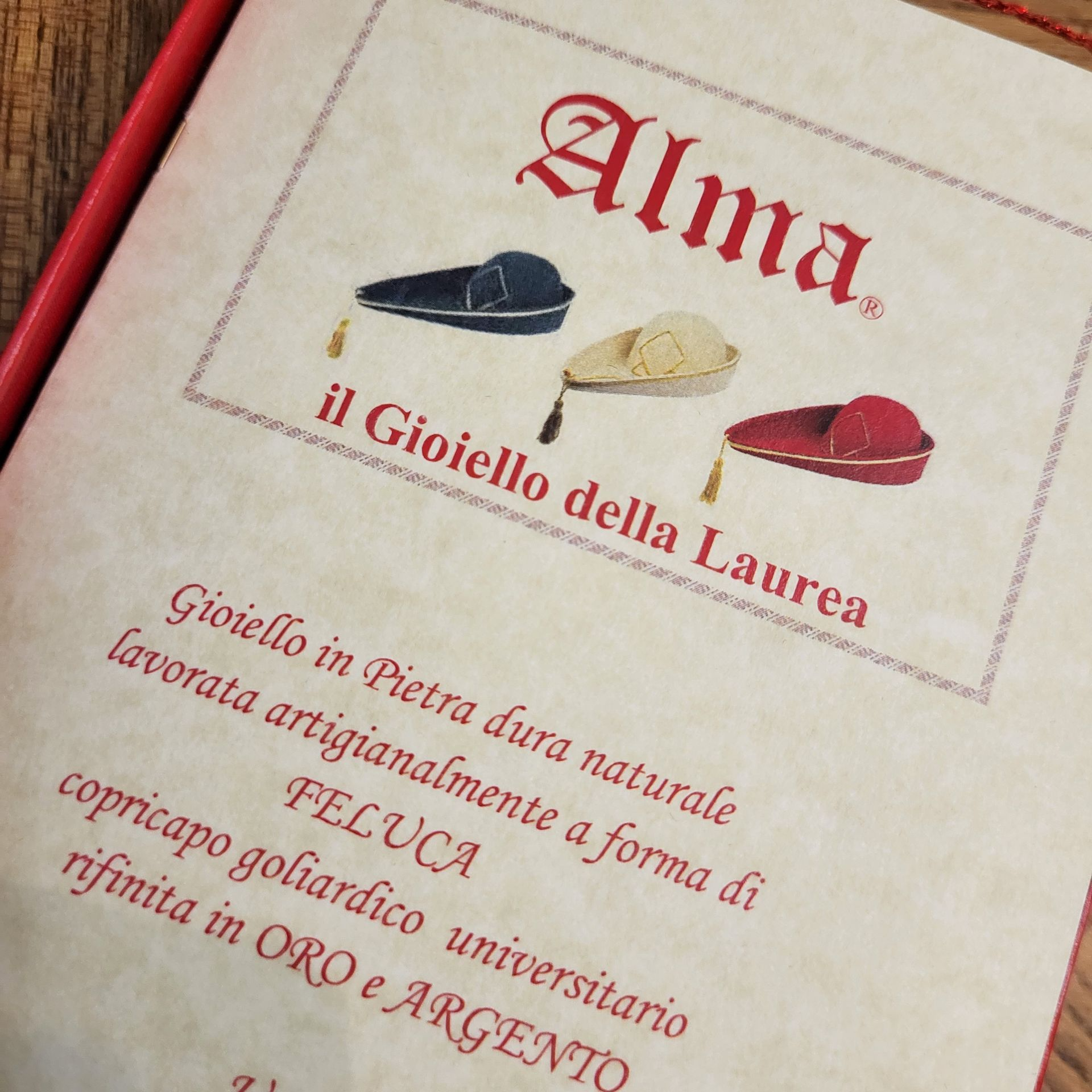 Ogni indirizzo di Laurea è contraddistinto da un colore, per questo si selezionano pietre naturali per realizzare il gioiello personalizzato: 
es. Laurea in Scienze Geologiche/colore Verde/ Agata, Avventurina, Crisoprasio...
