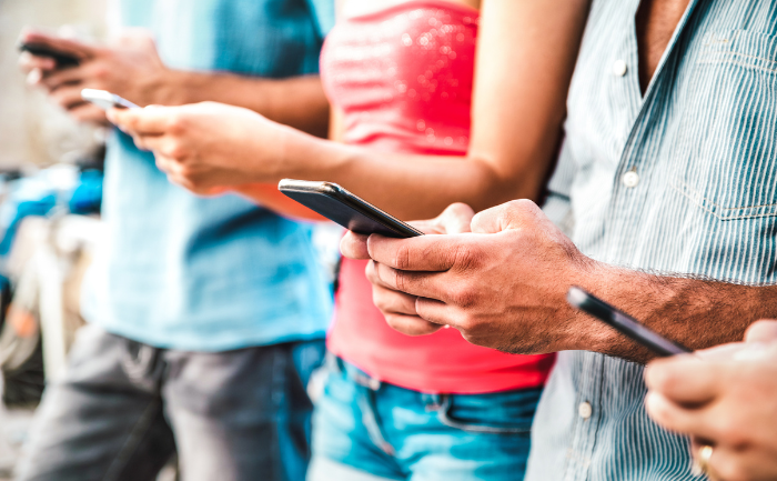 people on smartphones