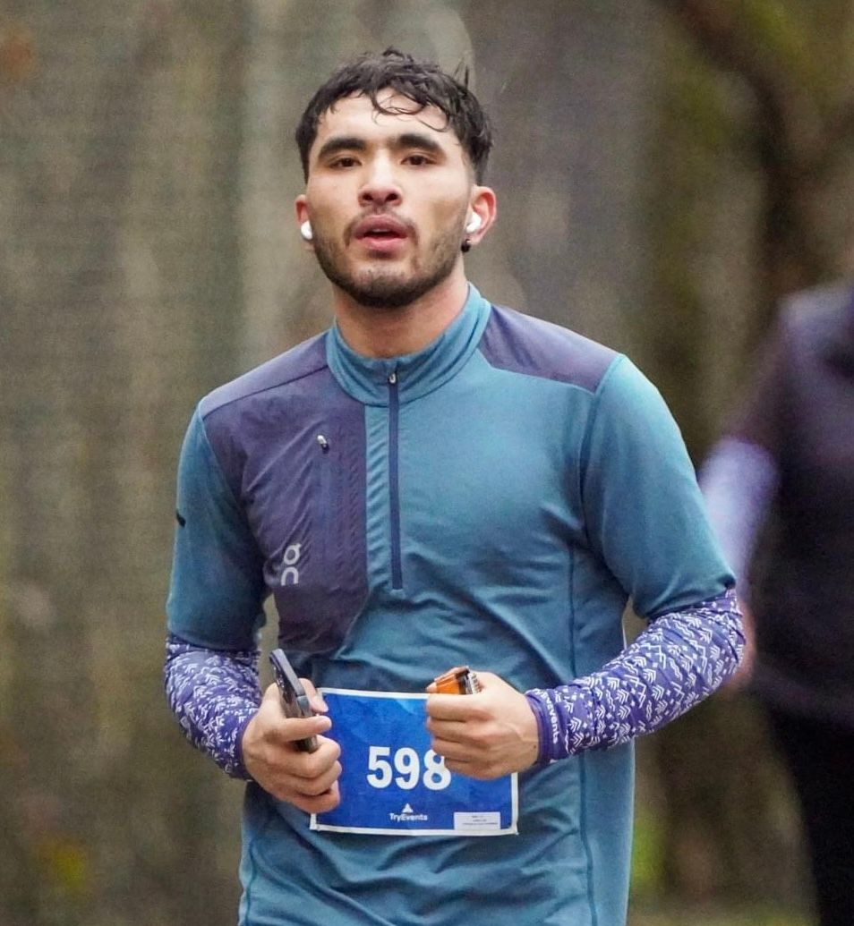 Runner wearing blue athletic gear with number 598 on a bib.