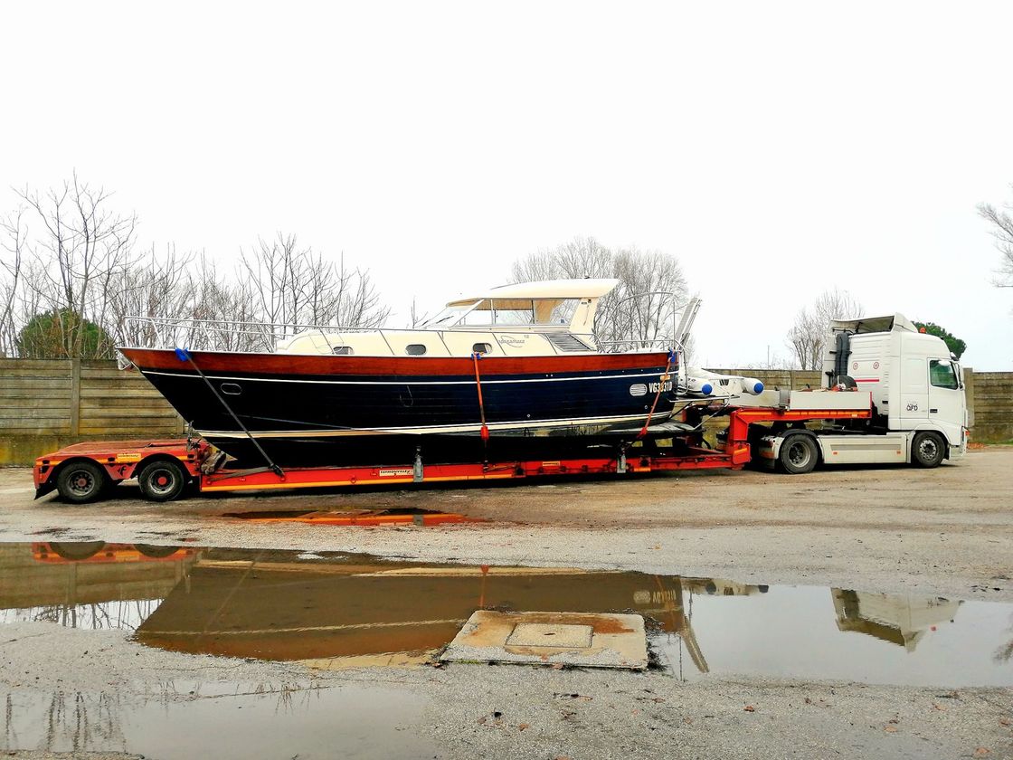 Nave trasportata in riva al mare e pronta alla ricollocazione finale
