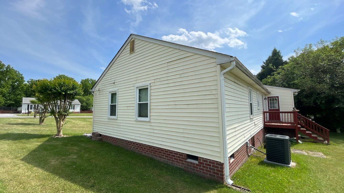 A before image of a RETEX siding replacement on a Mechanicsville VA home. This image shows a side of the house.