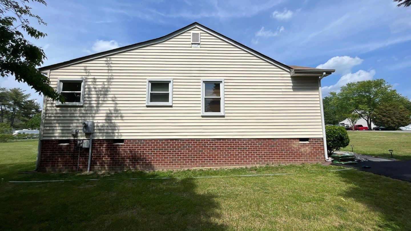 A before image of a RETEX siding replacement on a Mechanicsville VA home. This image shows a side of the house.