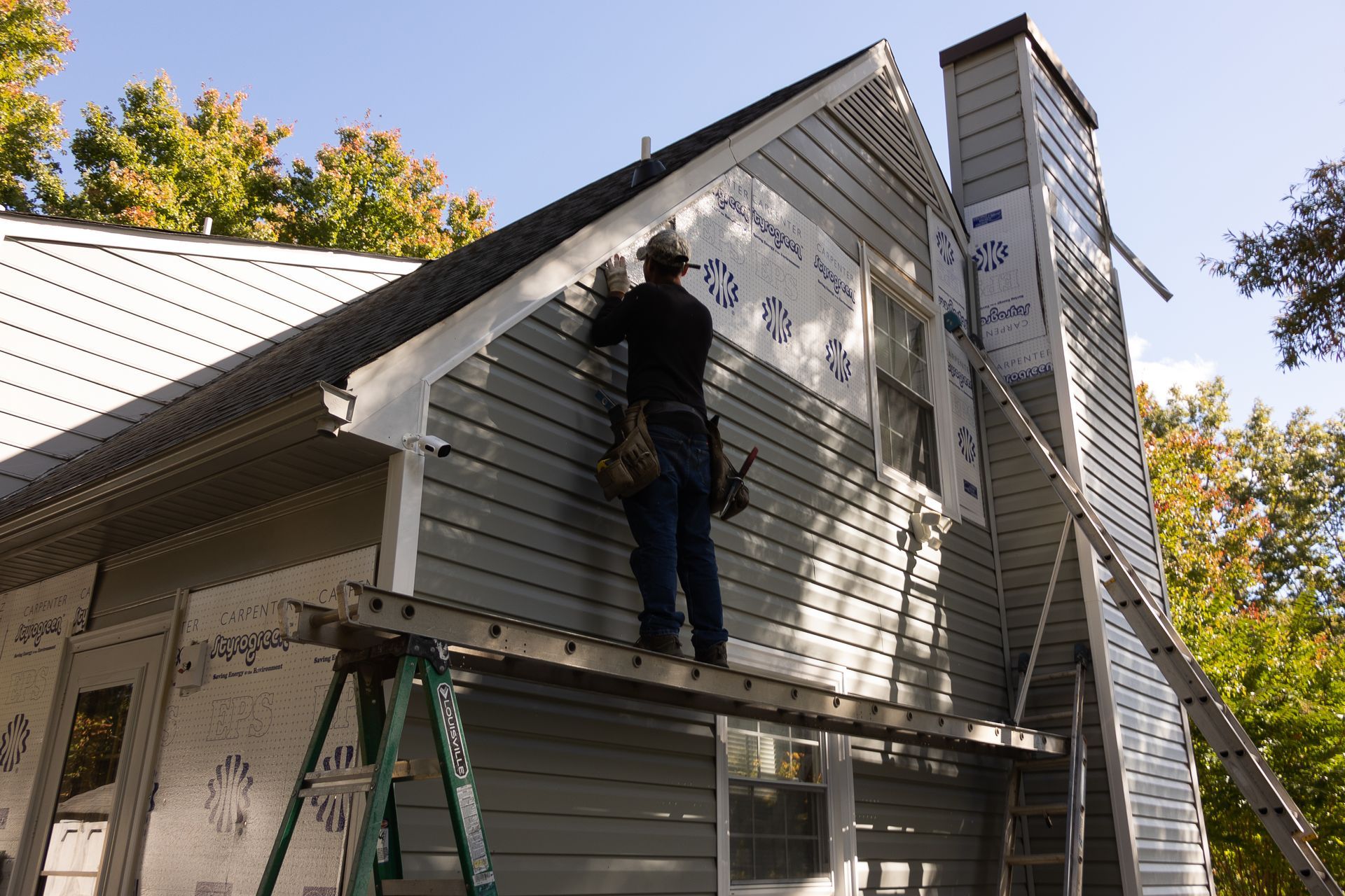 Image of RETEX crew member installing vinyl siding on North Chesterfield VA home.