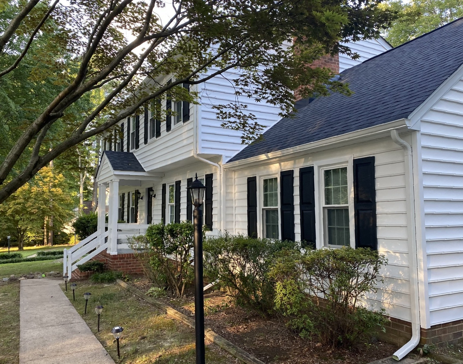Image of front of home after RETEX replaced roof, siding, windows and gutters in North Chesterfield VA 23235.