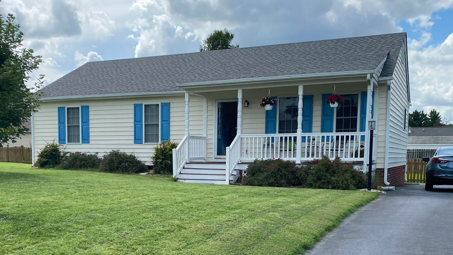 Before photo of RETEX siding and window replacement in Mechanicsville, VA 23111.