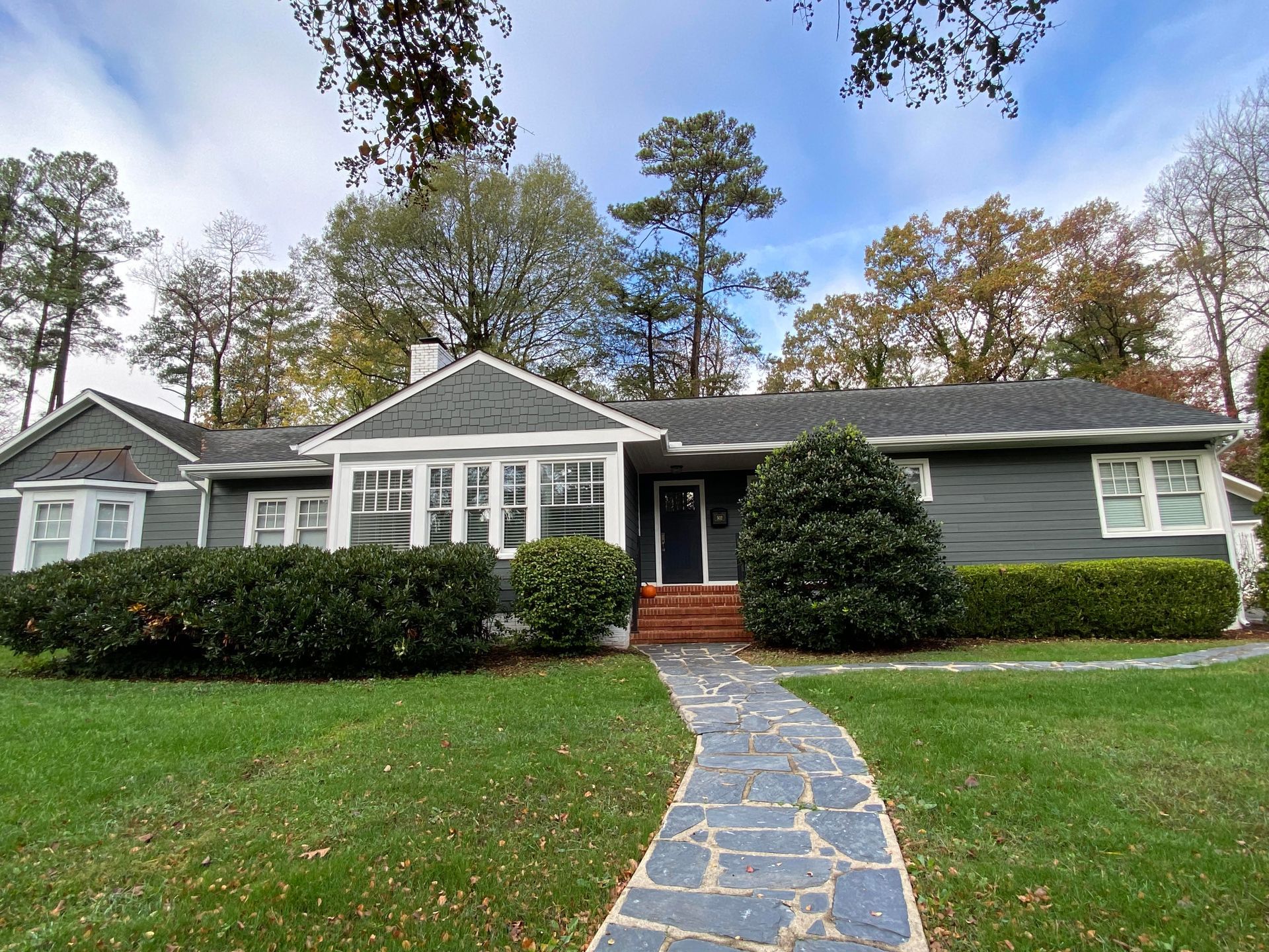 RETEX replace this Richmond VA home's siding with HardiePlank fiber cement siding.