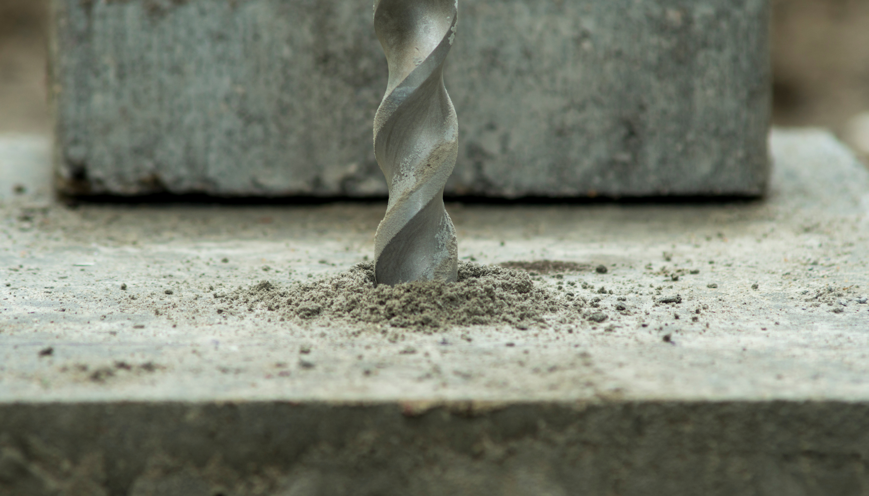 Diamantboor boort rechtop in beton – Kuiper Betonboringen